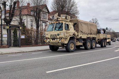 In der Garnisonsstadt werden die Marschkolonnen der US-amerikanischen sowie britischen Streitkräfte versorgt.
