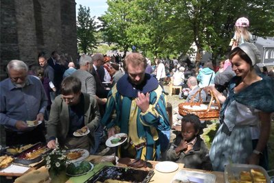 Zum Gemeindefest herrschte auch dichtes Gedränge am Kuchenbüfett.