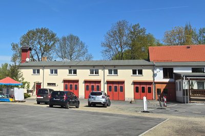 Den Platz vor dem Feuerwehrgerätehaus in Neukirchen hat die Gemeinde schick gemacht.