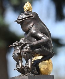 Eine der neuen Figuren auf demMärchenbrunnen in Röhrsdorf.