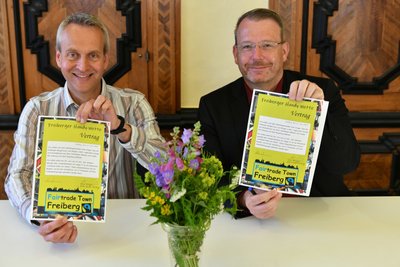 Christian Möls (links) und OB Sven Krüger besiegelten am Mittwoch die Handywette.