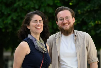 Kristen Lackeos (l) aus den USA, Astronomin am Deutschen Zentrum für Astrophysik (DZA), und Pavlo Plotko aus der Ukraine, Wissenschaftsmanager am DZA, stehen auf dem Marienplatz. 
