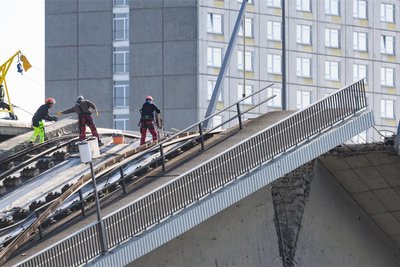 Chemnitz schaut bei bestimmten Brücken-Typen jetzt deutlich intensiver hin. In Dresden (Foto) dauern die Abrissarbeiten an der im September eingestürzten Carolabrücke derweil weiter an.