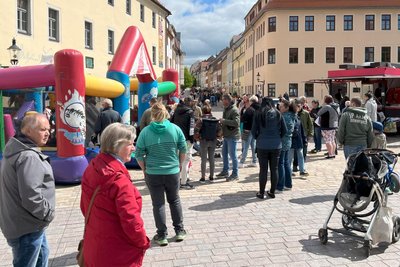 Die Freiberger Altstadt - hier ein Blick vom Schlossplatz in die Burgstraße - war am Sonntag zum Frühlingsfest gut besucht.