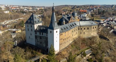 Ein Blick von oben auf die Burg Mylau. Für die weitere Sanierung wird noch reichlich Geld benötigt. Allein für die Burgmauer sind mindestens noch eine Million Euro erforderlich. 
