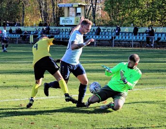 In dieser Situation stoppt der Marienberger Torwart Sandro Breitfeld gemeinsam mit seinem Teamkollegen Kenny Schmidt (Mitte) den Chemnitzer Kai Grunert. 
