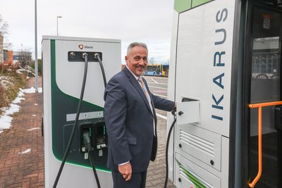 Geschäftsbereichsleiter Heiko Wolf an der neuen Ladesäule für den Elektrobus an der Werner-Seelenbinder-Straße.