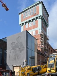 Mehrere Stunden benötigten die Spezialisten der Firma Geithner Bau, um das Fassadenbild aus Beton am Montag zu montieren.