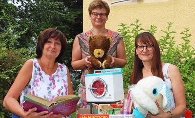 Antje Freuer (hinten) verschenkte Spielzeug. Kita-Chefin Anja Püschel (re.) und Erzieherin Barbara Jäckel werden es in einer Schau ausstellen. 
