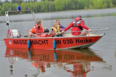 Die Wasserwacht machte Rundfahrten im Rettungsboot auf dem Filzteich möglich.