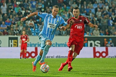 Das Foto vom September 2016 zeigt Davy Frick (rechts) im ersten Zwickauer Drittliga-Derby mit dem Chemnitzer FC. Links: Tim Danneberg.