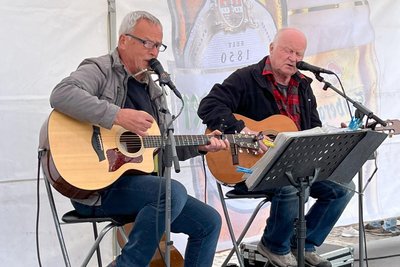 Auf der Bühne auf dem Untermarkt spielten Gerd & Joe auf.