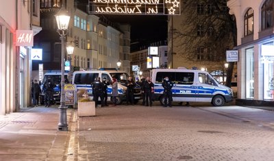 Polizeieinsatz während der Kundgebung vom vergangenen Mittwochabend in Zwickau: Die Beamten versperren die Straße, halten Teilnehmer auf. Das geschieht aber nicht immer. 