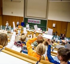 Das Bild entstand bei der Kinderuni-Vorlesung im November 2019. 