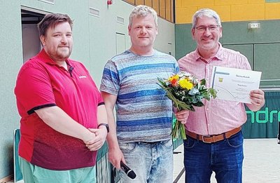 Der zum Ehrenmitglied der SpVgg Heinsdorfergrund ernannte Ralf Schubert (Mitte) mit Vereinschef Stephan Hösl (rechts) und dem Vorsitzenden des Tischtennis-Kreisverbandes Oliver Großpietsch (links). 