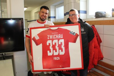Zum 333. Pflichtspieleinsatz für den FSV bekam Davy Frick im März 2021 vom damaligen Vorstandsmitglied Lutz Teichmann ein Trikot zum Einrahmen.