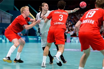 Kein Durchkommen: Die deutschen Handballer um Juri Knorr haben das olympische Finale gegen Weltmeister Dänemark verloren.