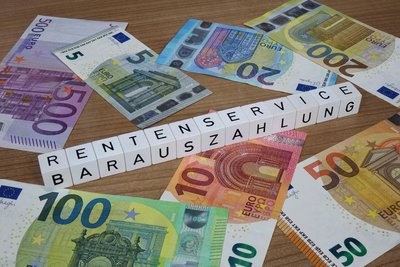 Noch zahlt der Rentenservice der Postbank auf Wunsch die Rente Monat für Monat bar aus, doch schon bald wird das nicht mehr möglich sein.