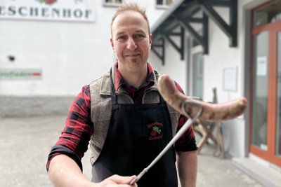 Matthias Gropp stellt sich als Chef der Naturbaude gern selbst an den Grill, um die frischen Würstchen für seine Gäste zu braten.