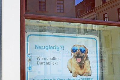 In das frühere Optikerfachgeschäft Pöhland an der Erbischen Straße soll laut Aushang bald wieder ein Optiker einziehen.