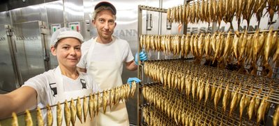 Sie holen den Fisch aus dem Räucherofen: Sandra Helbig, seit elf Jahren im Unternehmen und Daniel Mocka, seit 19 Jahren für die Firma Zaumseil tätig. 