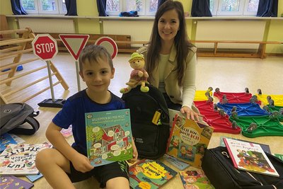 Jenny Benedix von der Demokratie-Partnerschaft übergab die Bücherrucksäcke den Kindern der Evangelischen Kita.
