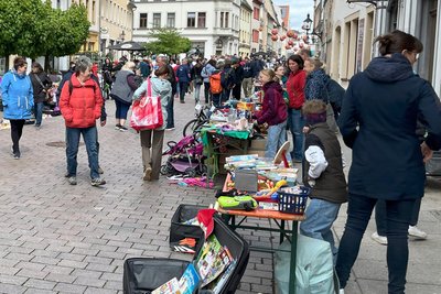 Auf der Petersstraße war ein Kinder-Koffer-Flohmarkt aufgebaut worden.