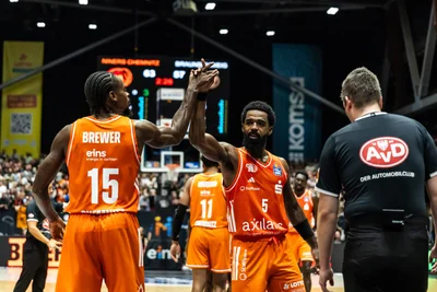 Corey Davis (rechts) und Ty Brewer feiern den Sieg der Niners gegen Braunschweig. Sie gehörten zu den besten Spielern der Chemnitzer Basketballer am Samstagabend.