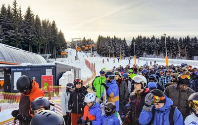 Mit nur einem Lift ist am Samstag am Keilberg die neue Skisaison eröffnet worden. Das führte zu Wartezeiten. Doch die wurde von den Wintersportlern gern in Kauf genommen. 