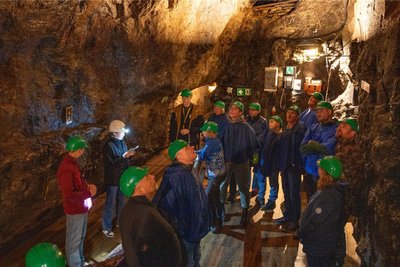 In wenigen Minuten durch die Jahrzehnte und Jahrhunderte: Die Besuchergruppe im Besucherbergwerk „Markus-Röhling-Stolln“ bei Annaberg-Buchholz.