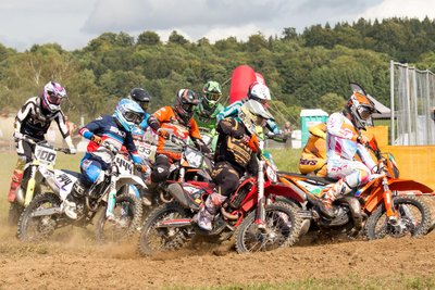 Die Youngsters der Klasse bis 125 ccm kurz nach dem Start.