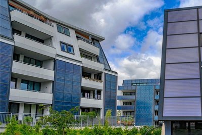 Solarkollektoren auf Häusern der Fasa AG: Im Hintergrund das fast fertiggestellte Bauprojekt Solardomizil III. 