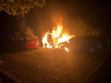 12. Oktober: Auf einem Parkplatz an der Gneisenaustraße brennen zwei Pkw.