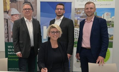 Bei der Vertragsunterzeichnung (v.li.) für das verstärkte Projekt Erzgesund: Jens Bergold, Regionalgeschäftsführer der AOK Plus, Nicole Strebe von der Crottendorfer Räucherkerzen GmbH und Vorstand der Iga, Marcel Koch, Geschäftsführer des Erzgebirgsklinikums und Iga-Präsident, und Andreas Heyn von der Volksbank Erzgebirge und Vorstand der Iga. 