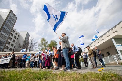 Rund 60 Vogtländer gedachten am Sonntagnachmittag an den Stätten der einstigen KZ-Außenlager in Plauen der Opfer der Shoah.