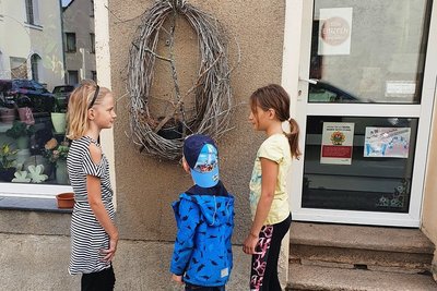 Die Geschwister Lucy (links), Lenny und Nelly kannten das versteckte Nest und haben die jungen Amseln beobachtet. 