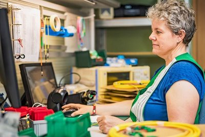 Heike Gundermann arbeitet in der Endkontrolle bei Sachsenkabel.