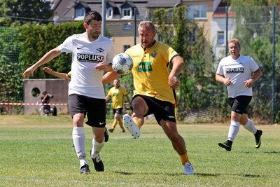 Lars Jungnickel (r.) ist einer der Kicker, die am 8. Juni mit der Traditionself von Dynamo Dresden im Hetzdorfer Waldstadion auflaufen werden.