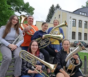 Die sechsköpfige Familie Thiele vor dem Haus des Musikvereins in Lichtenstein. Die fünf Frauen spielen in Lichtenstein mit, Vater Frank unter anderem beim Oelsnitzer Bergmusikkorps.