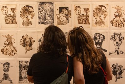 Die neue Ausstellung zeigt auch Druckgrafiken mehrerer Schüler.