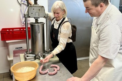 Ursula Lohr aus Neukirchen bei Adorf hat es ausprobiert, und selbst mal Bratwürste verfüllt. Der Naturdarm ist Dünndarm von Schweinen.