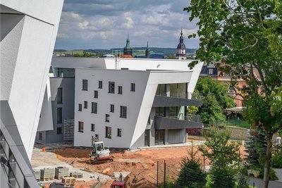 Mit vielen Ladesäulen auf den Aufwärtstrend der E-Mobilität vorbereitet: "Tanzende Siedlung" der Chemnitzer Siedlungsgemeinschaft. 