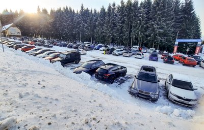 Die Parkplätze am Fuße des Keilbergs waren am Samstag gut gefüllt. Etwa die Hälfte der Autos kam aus Deutschland.
