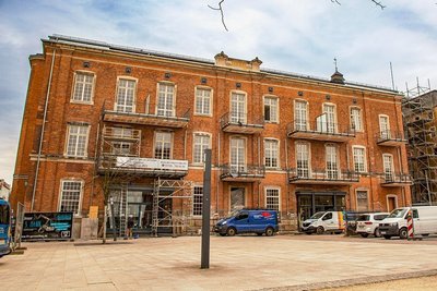 Der 1887 errichtete Klinkerbau ist das jüngste der drei Altbau-Gebäude der früheren Baumwollspinnerei. Der Umbau begann 2020. Der Denkmalschutz war eine besondere Herausforderung, macht das Gebäude aber unverwechselbar.