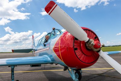 Beim Flugplatzfest gab es auch die Möglichkeit zum Kunstflug mit einer russischen Jak-52.
