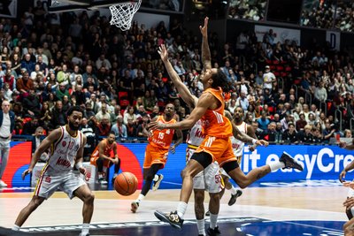 Der Ball lief nur selten durch die Reihen der beiden Teams. Kampf und Krampf dominierten.