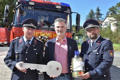 Ortswehrleiter Dirk Rottluff (links) und Stadtwehrleiter Andreas Dietz bei der symbolischen Schlüsselübergabe durch Bürgermeister Olaf Schlott.
