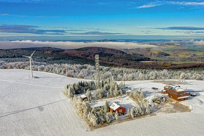 Während auf dem rund 889 Meter hohen Hirtstein der Winter schon Einzug gehalten hat, sind die umliegenden Täler noch schneefrei. 