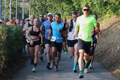 Robert Walther (vorn rechts) vom TSV Flöha wurde Dritter im Hauptlauf über 8,7 km.