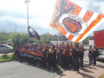 Rund 100 Fans haben sich in zwei Bussen auf die Reise an die Elbe gemacht.